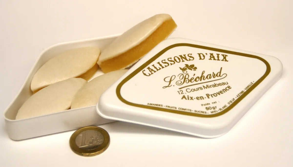 Des calissons d'Aix dans leur boîte de la maison Béchard, cours Mirabeau
