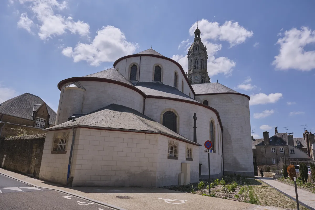 Le chevet et le clocher de la basilique Saint-Gervais-et-Saint-Protais d'Avranches