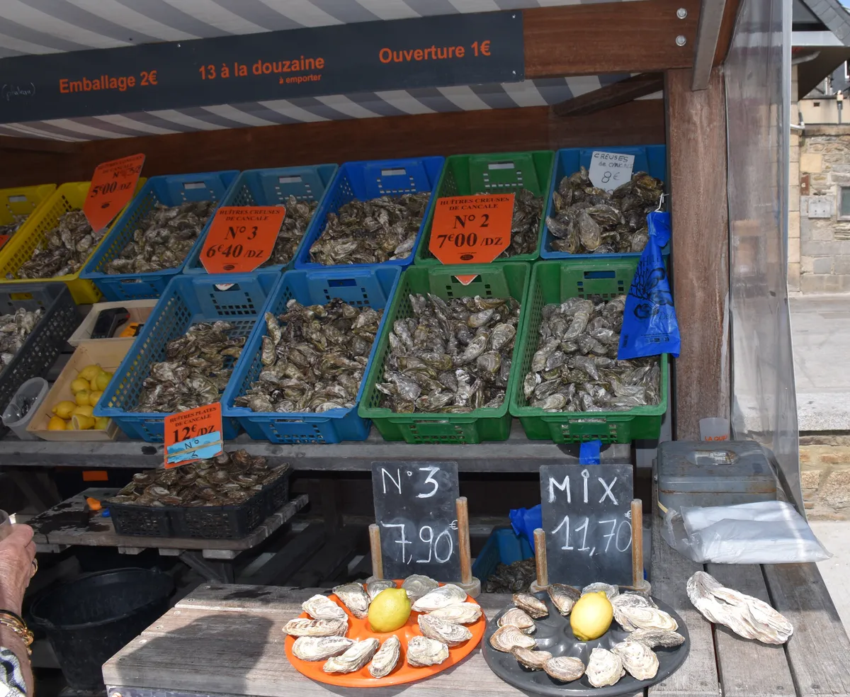 Un étal du marché aux huîtres de Cancale