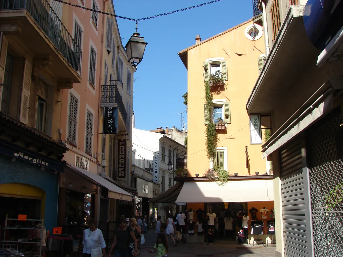 La rue Meynadier, rue piétonne du vieux Cannes, ses façades anciennes et ses boutiques
