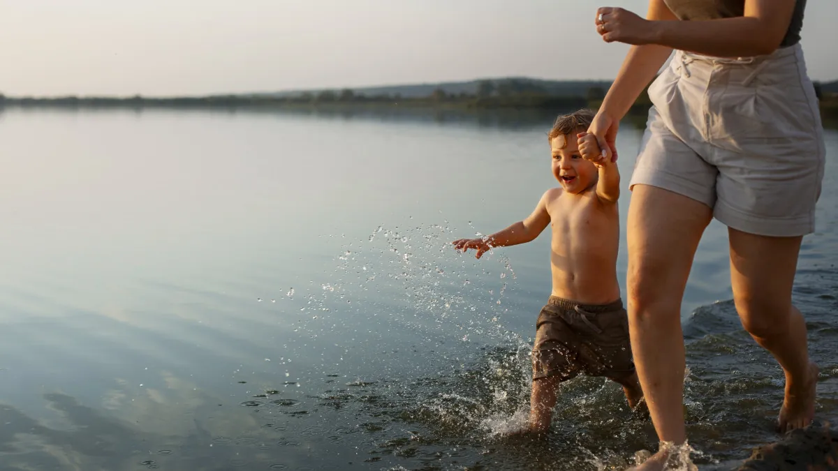 enfant avec sa mere se baignant dans la riviere