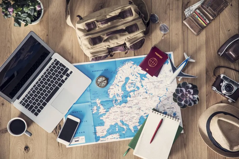 Carte routière de l'Europe dépliée avec boussole, passeport et carnet de voyage