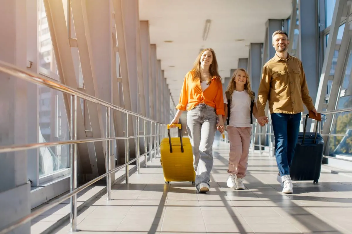Une famille avec ses valises au départ d'un voyage en Europe