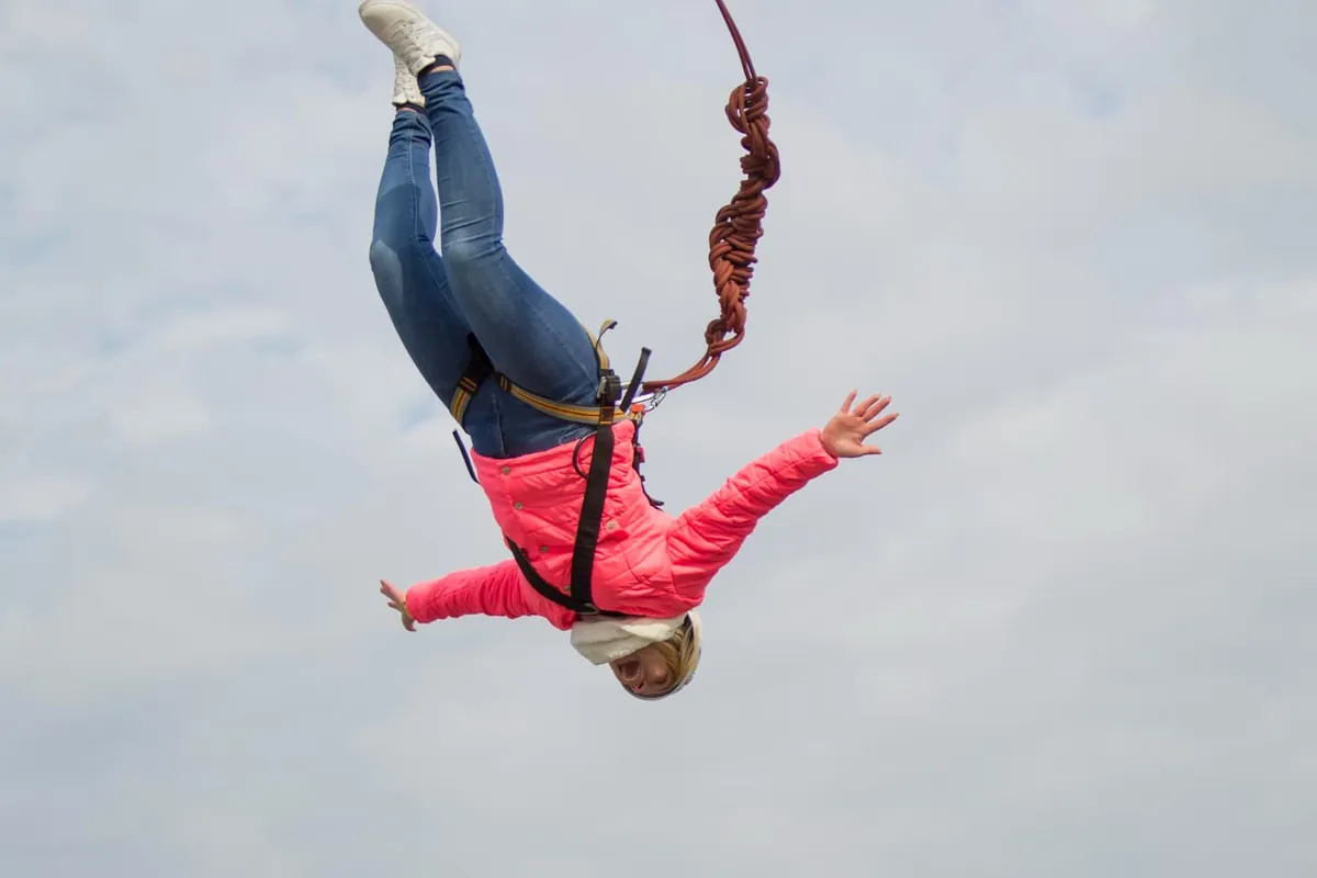 femme sautant du pont