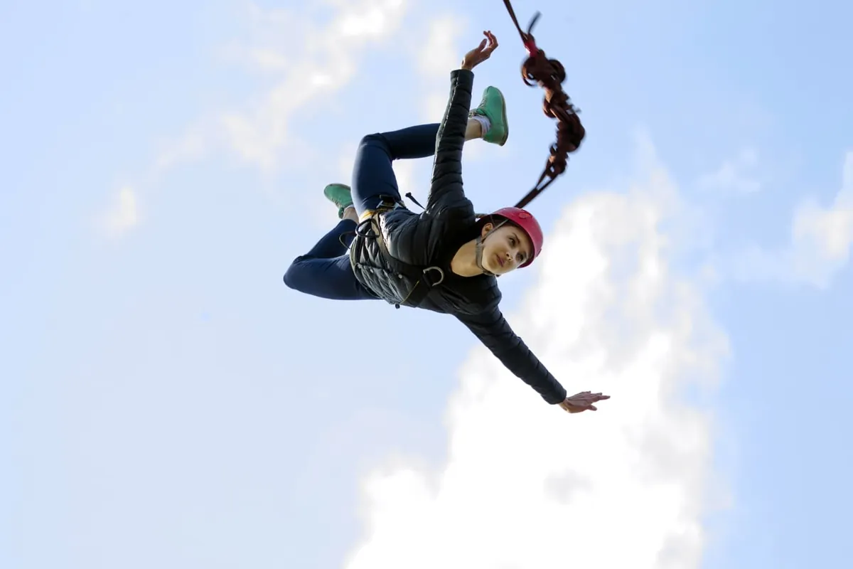 fille courageuse sautant avec une corde