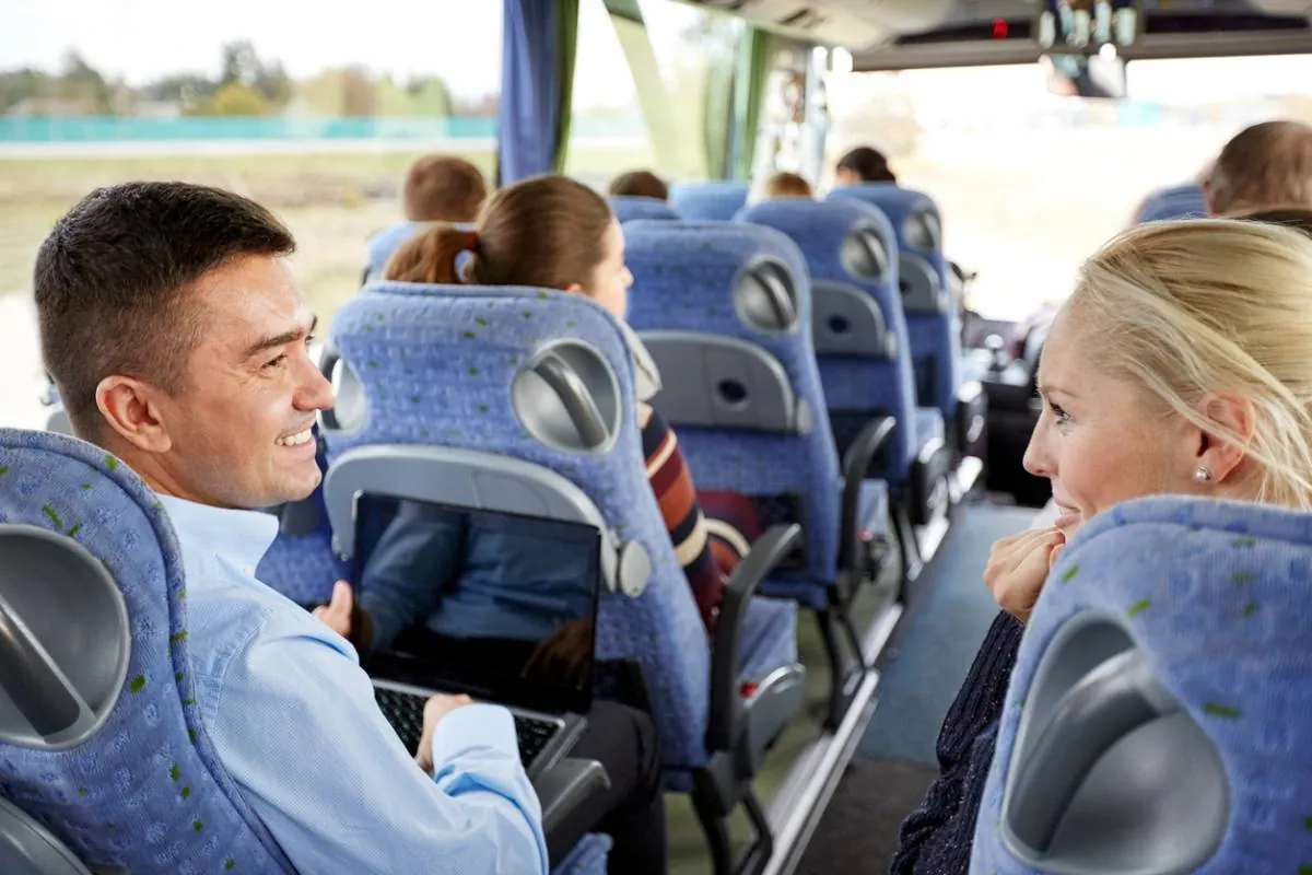 Passagers installés à bord d'un autocar de tourisme