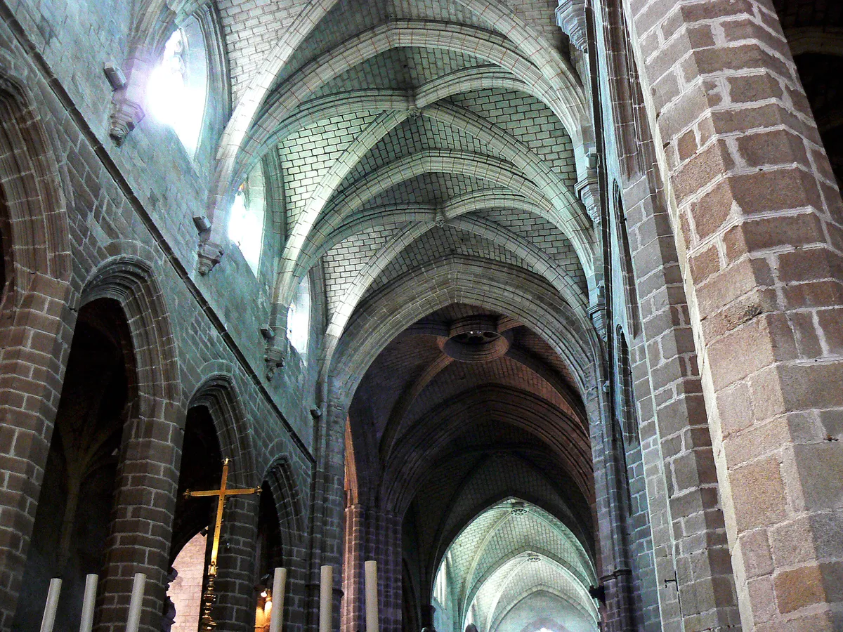 La nef et les voûtes de la collégiale Saint-Aubin de Guérande