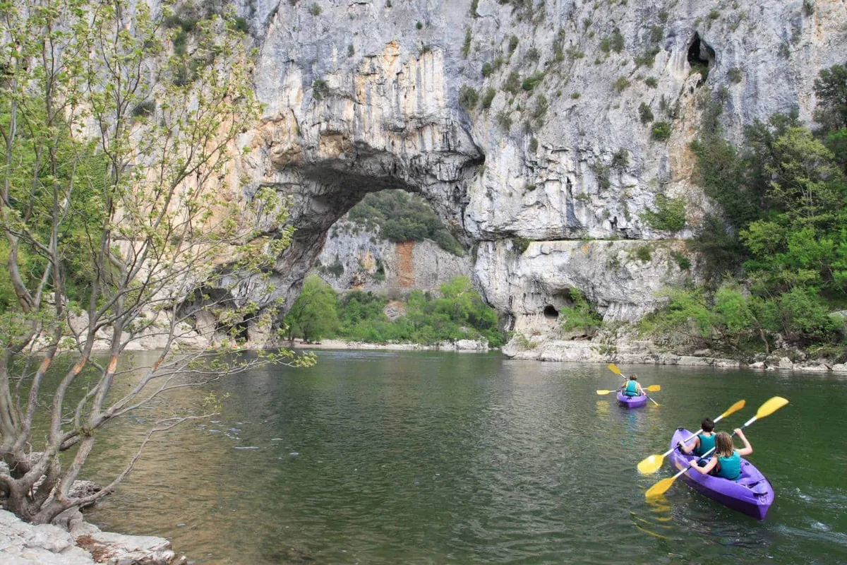 faire du canoë dans les gorges de l'Ardèche