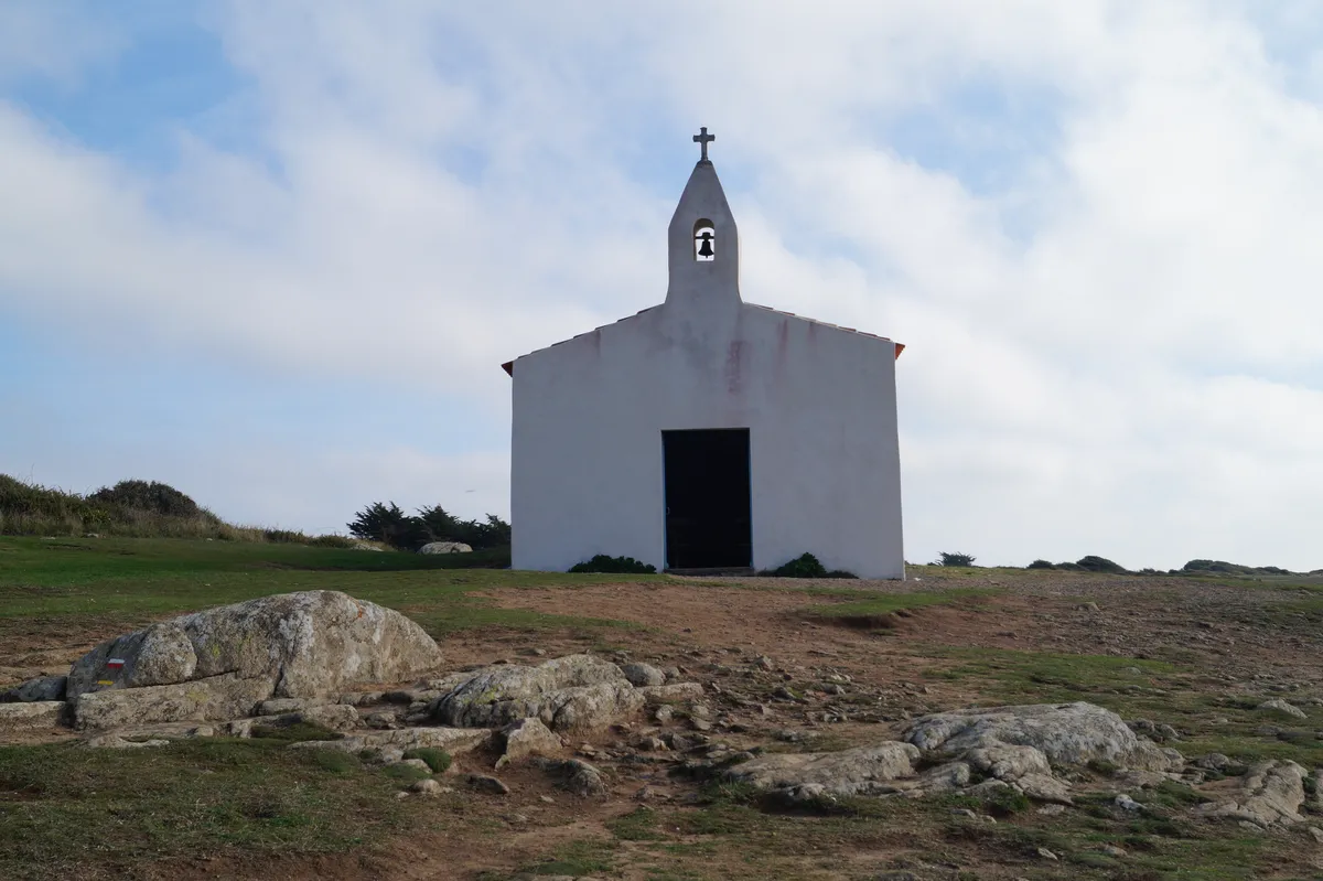 La chapelle blanche Notre-Dame-de-Bonne-Nouvelle, sur la lande au-dessus du port de la Meule