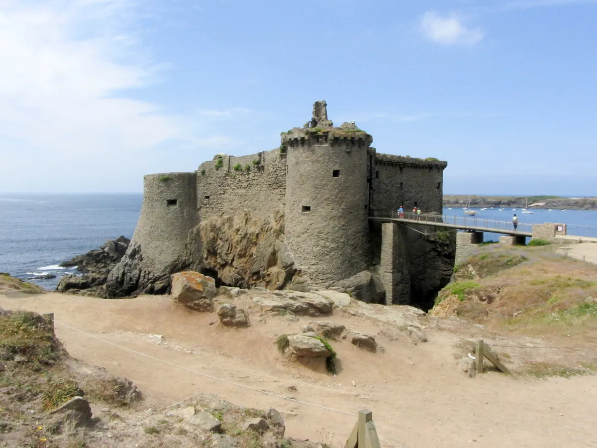Le Vieux-Château vu depuis le sentier côtier, la passerelle à droite