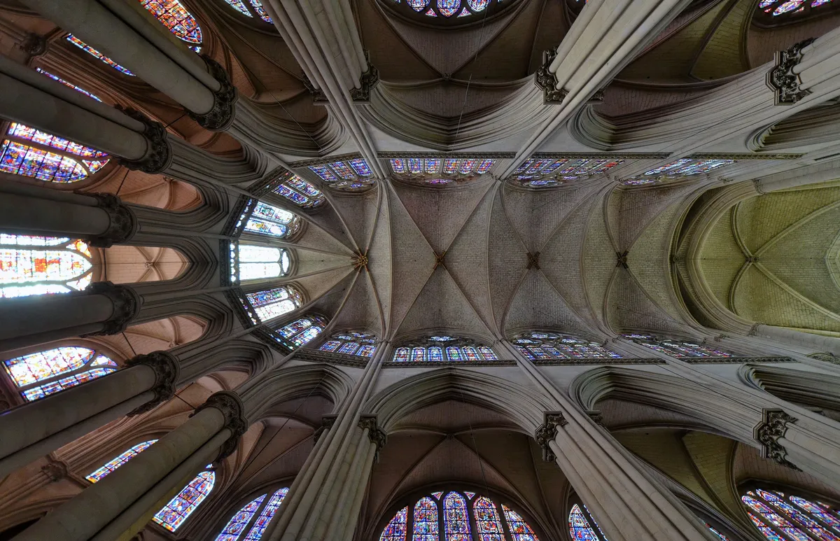 Les voûtes gothiques du chœur de la cathédrale Saint-Julien et ses verrières hautes, vues d'en bas