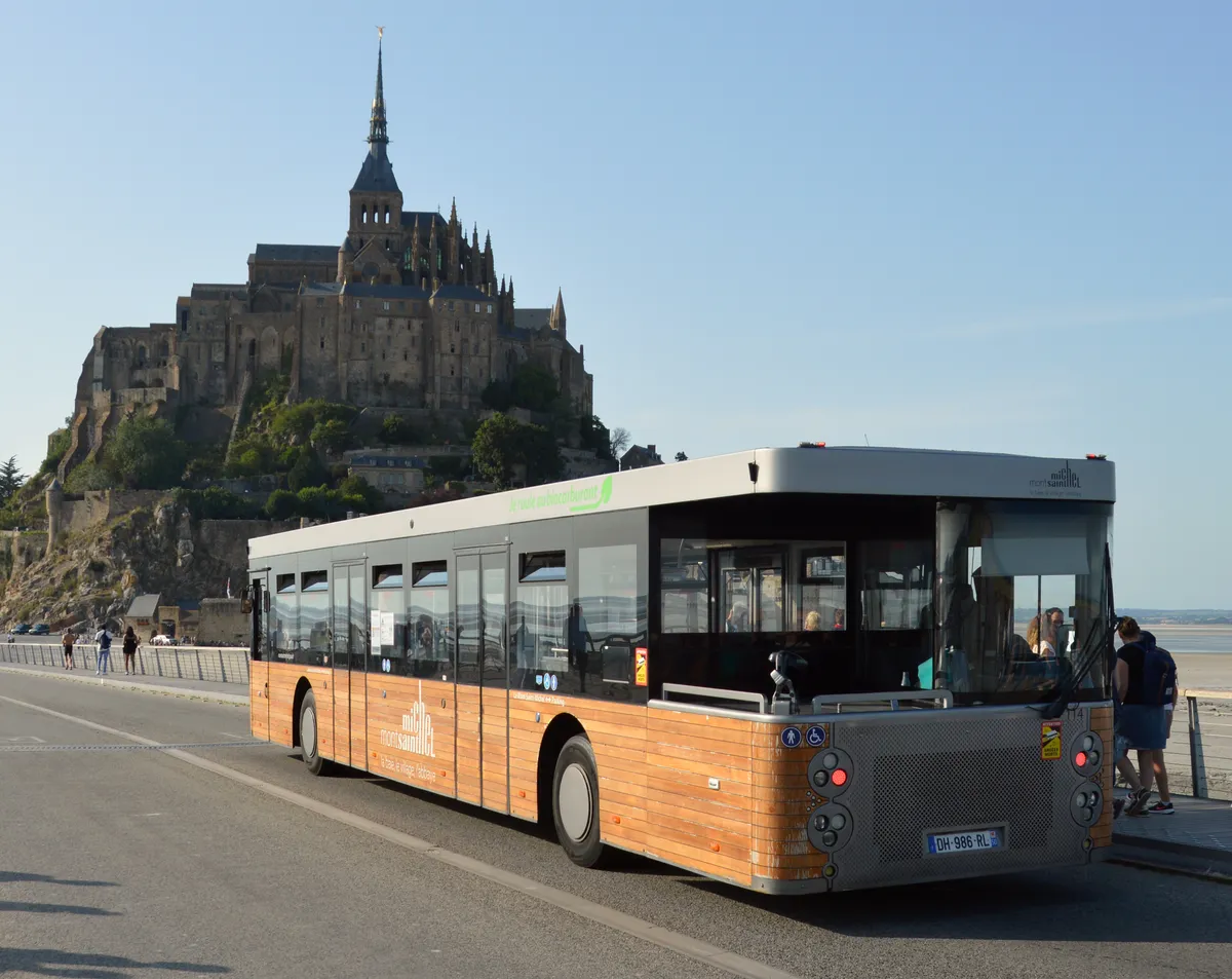 La navette Le Passeur sur le pont-passerelle, devant le Mont-Saint-Michel