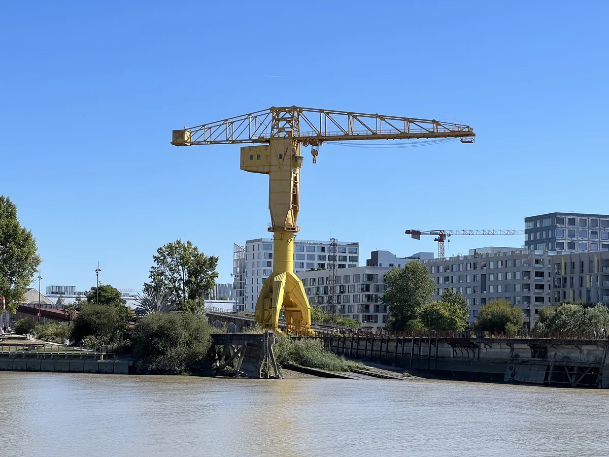 La grue Titan jaune au bord de la Loire, sur l'île de Nantes, voisine des Machines de l'île