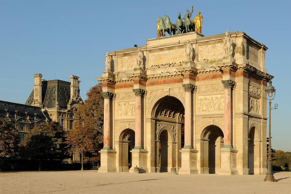 L'arc de triomphe du Carrousel dans une lumière dorée, une aile du palais du Louvre à gauche