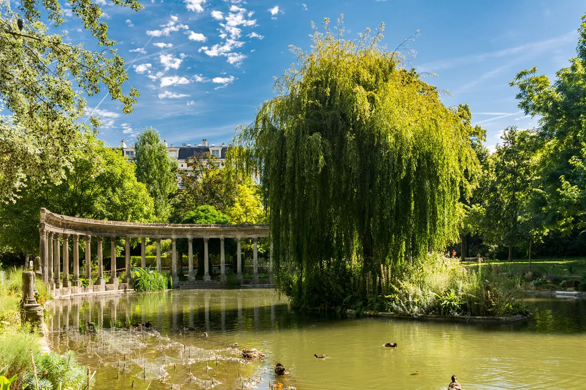 La colonnade classique du jardin Monceau