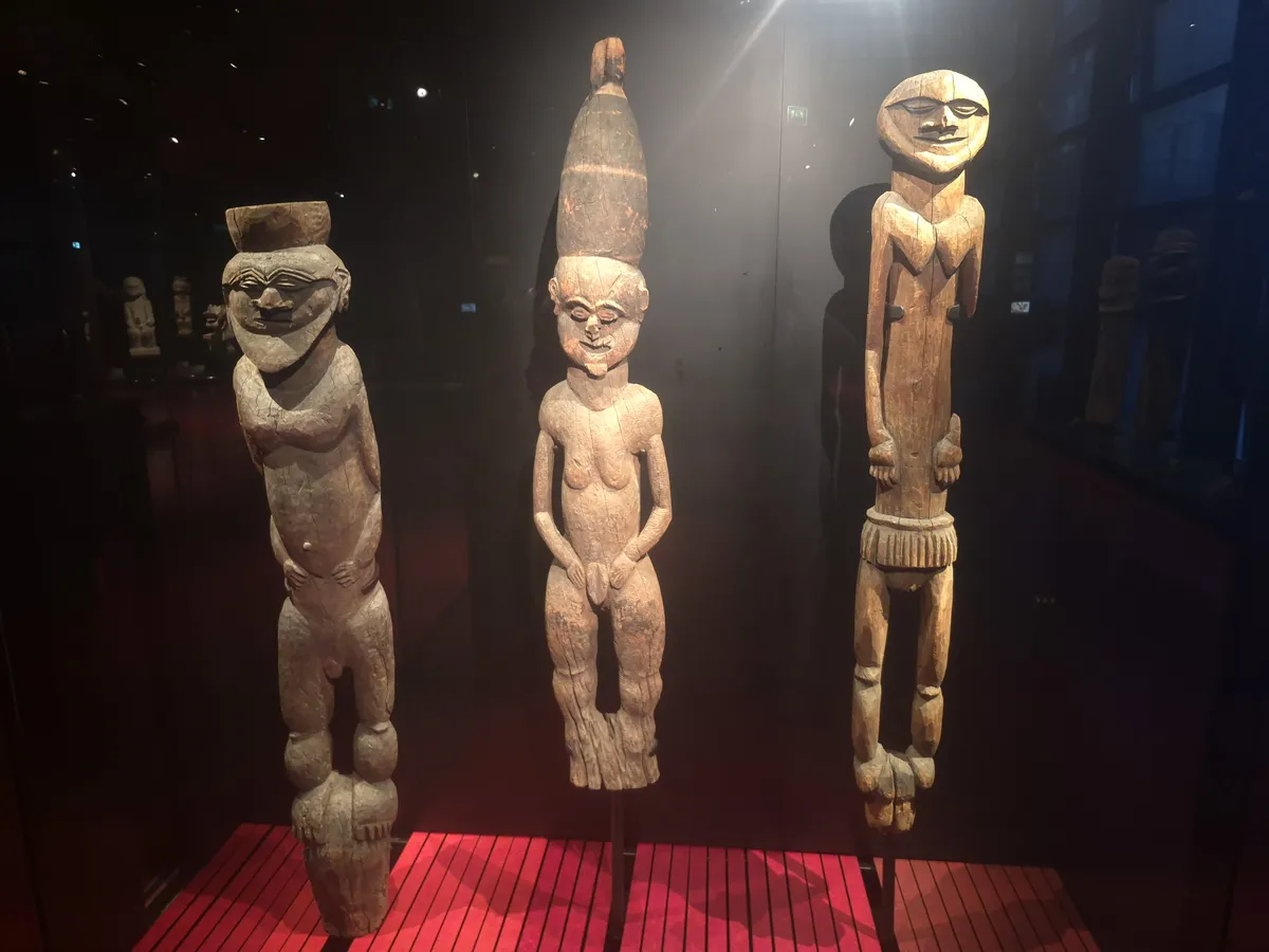 Trois poteaux sculptés des chefferies de Nouvelle-Calédonie, exposés au musée du quai Branly