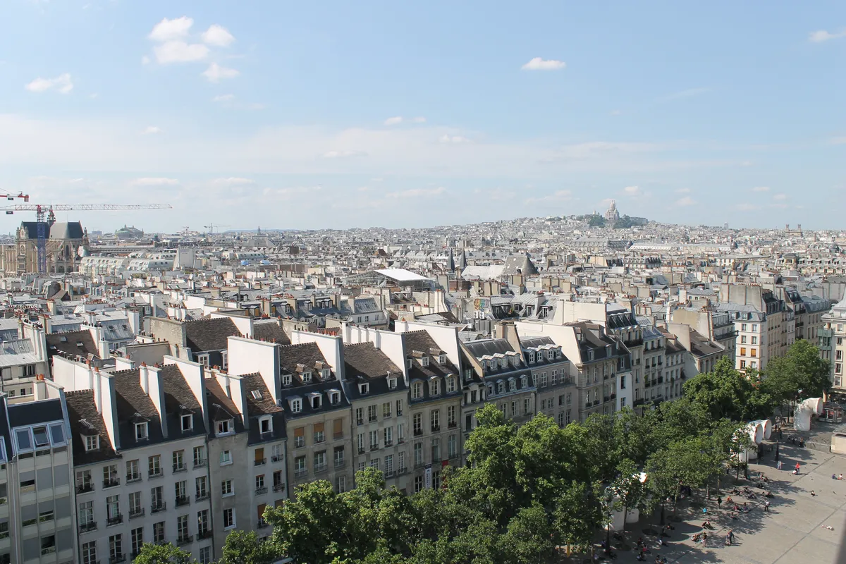 Les toits de Paris jusqu'au Sacré-Cœur, vus du haut du Centre Pompidou, avec les arbres de la piazza en contrebas