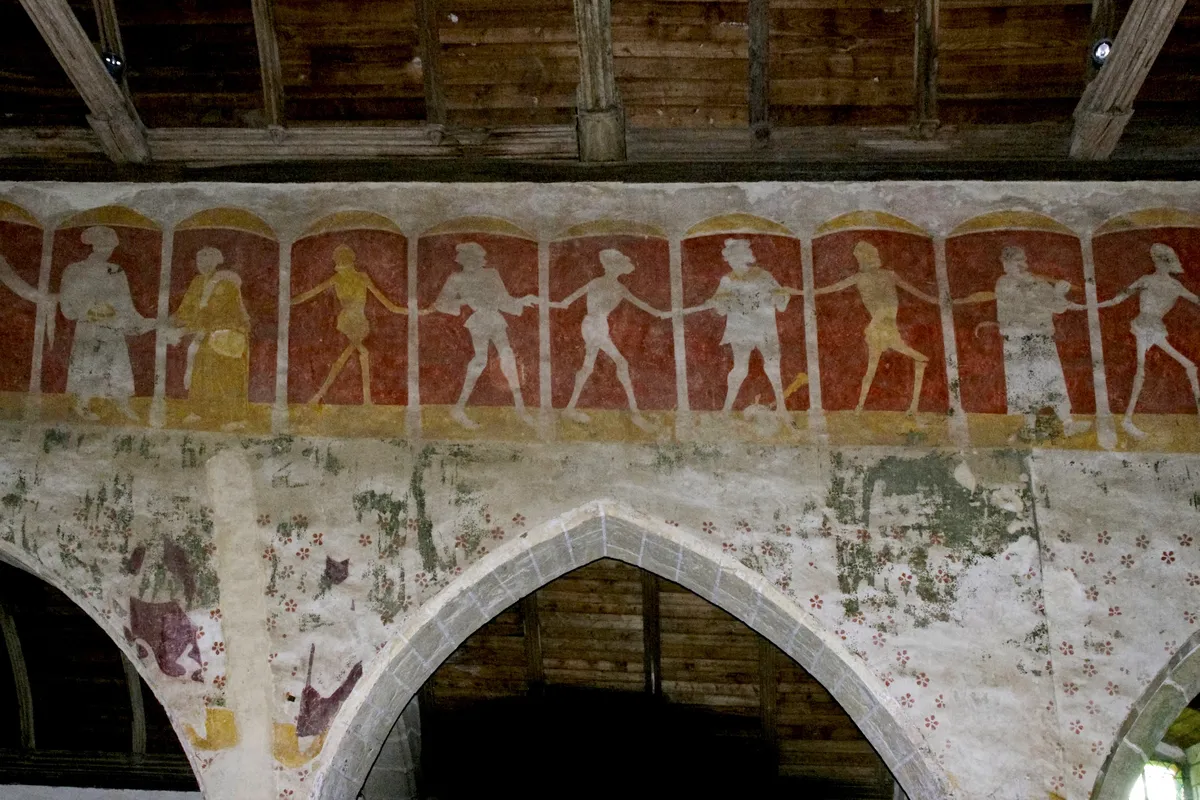 La danse macabre peinte de la chapelle de Kermaria-an-Isquit, à Plouha : des squelettes entraînent par la main le banquier, le pauvre, l'amoureux, le musicien et le paysan