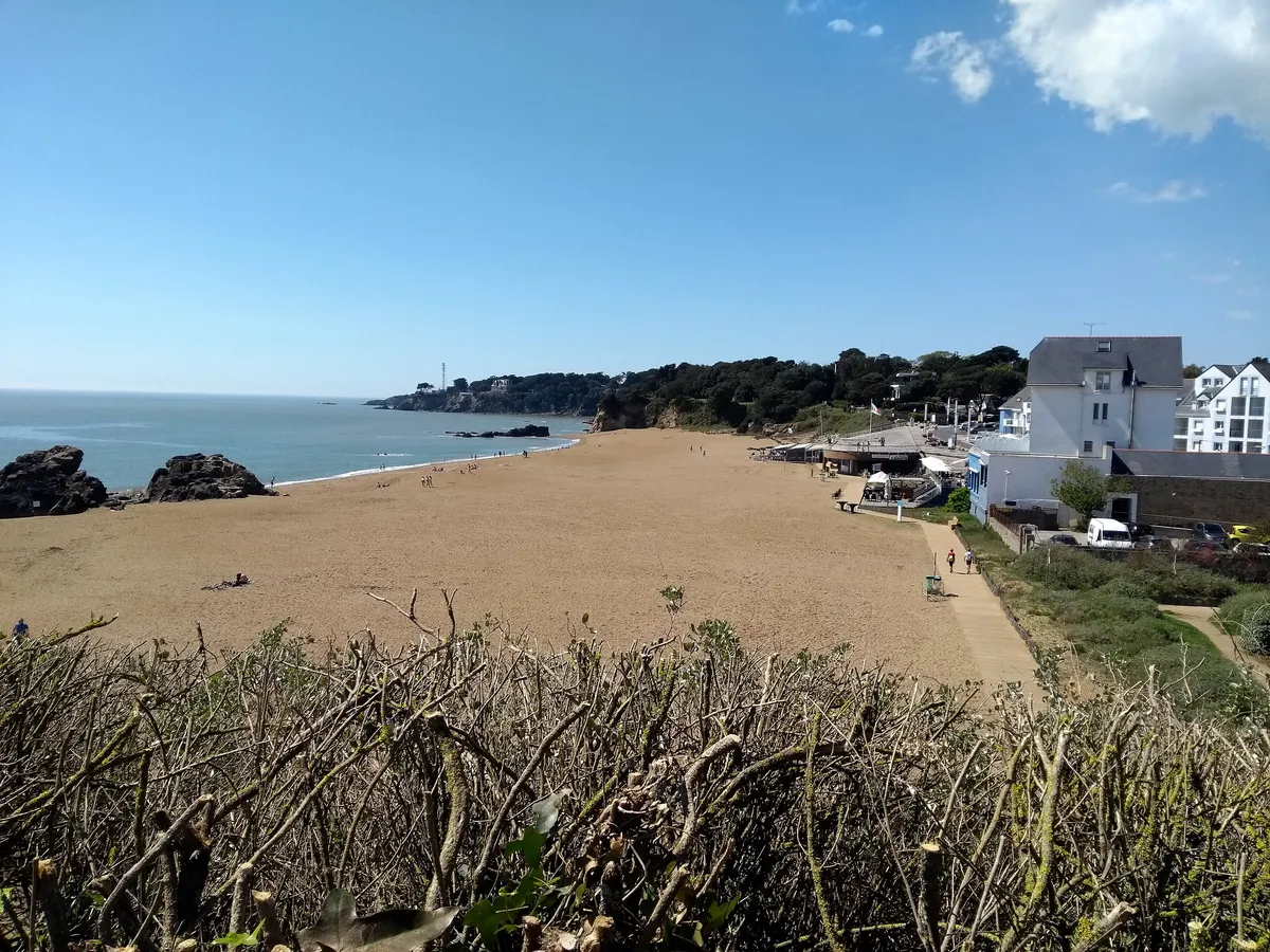 La plage de Monsieur Hulot à Saint-Marc-sur-Mer, grande plage de sable entre deux avancées rocheuses, vue du haut