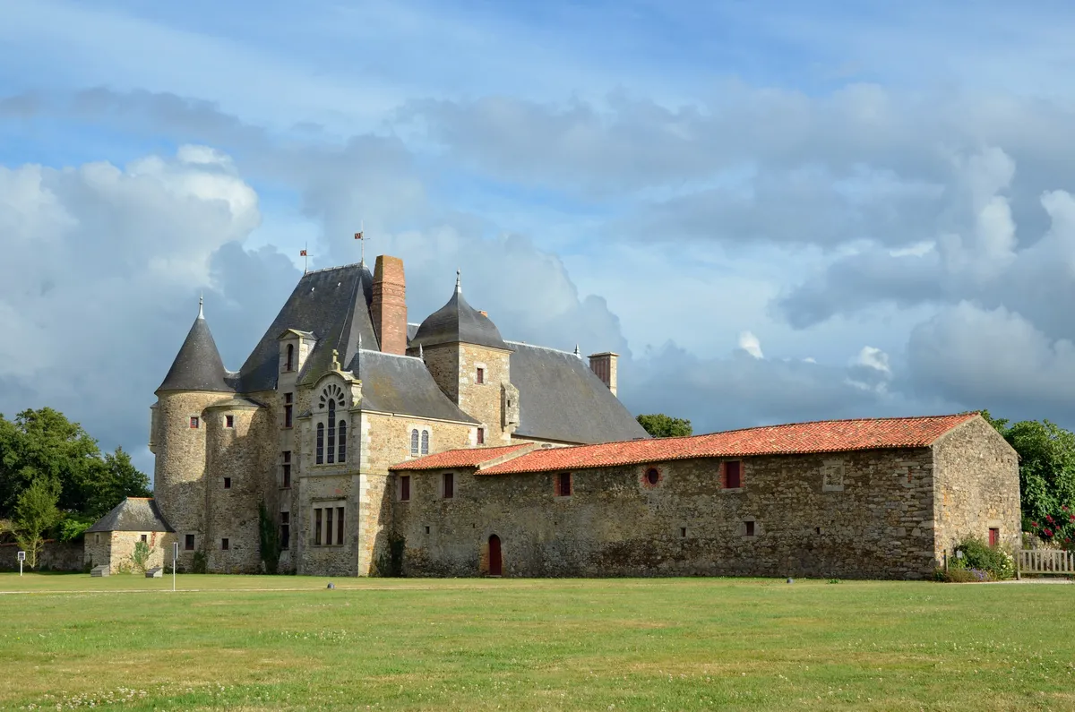 Le logis de la Chabotterie, sa façade nord et ses tours d'angle