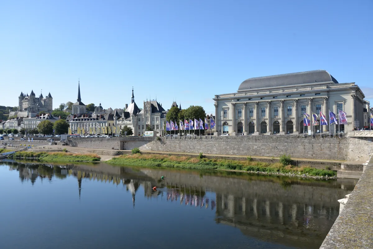 Le château de Saumur, le clocher de Saint-Pierre et le théâtre au bord de la Loire, vus depuis le pont Cessart