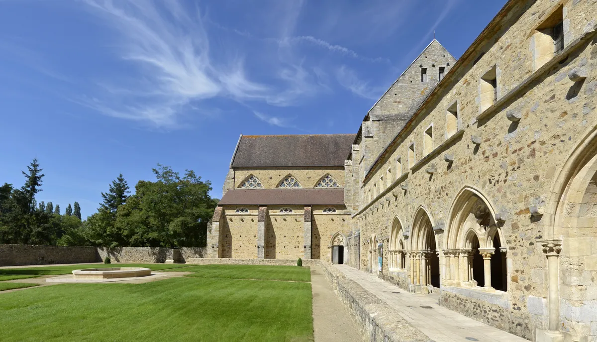 L'église abbatiale et la salle capitulaire de l'abbaye de l'Épau, au bord d'une pelouse