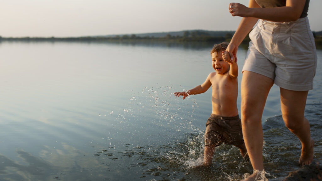 enfant avec sa mere se baignant dans la riviere